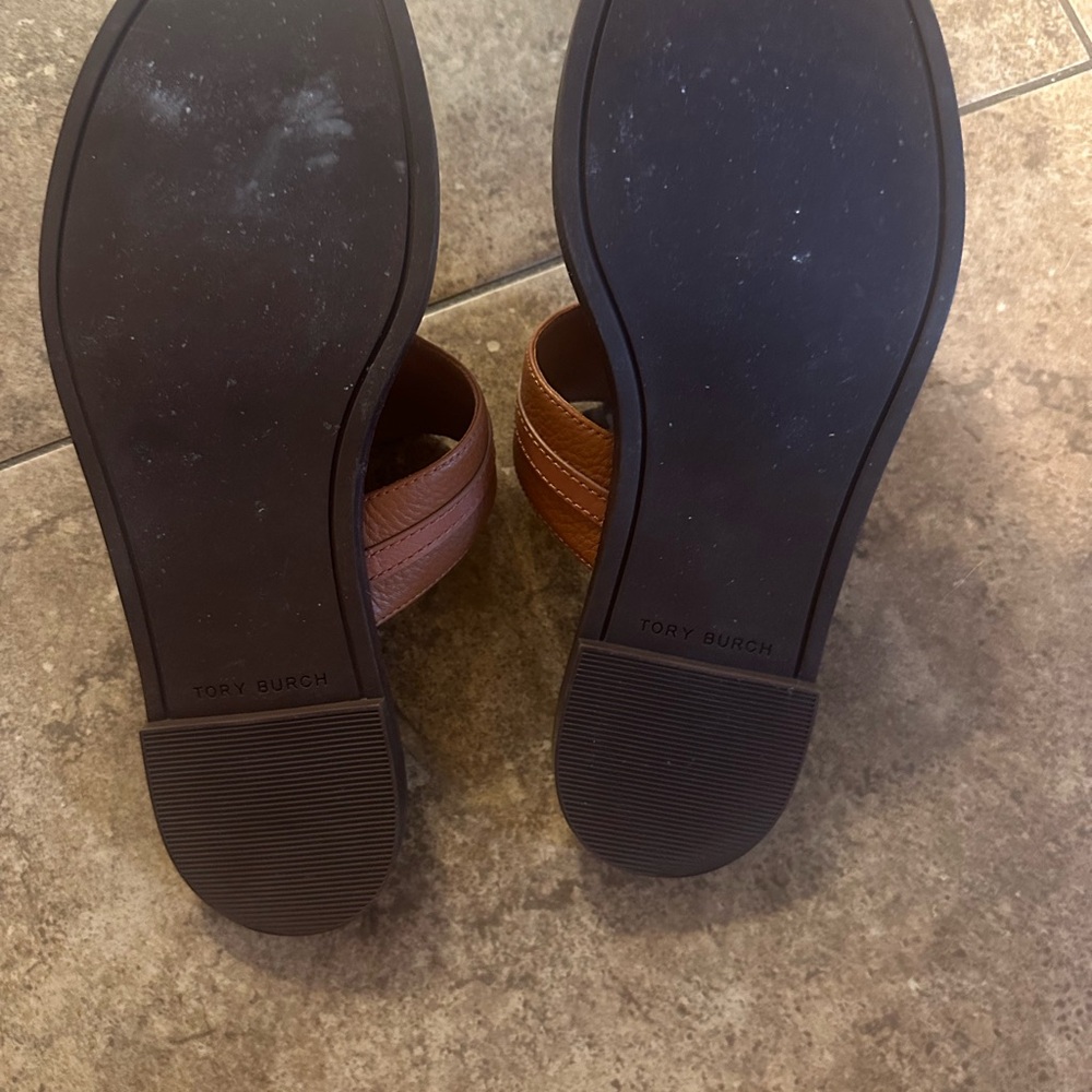 Tory Burch Tan Sandals with Elegant Design and Comfort - Picture 3 of 3